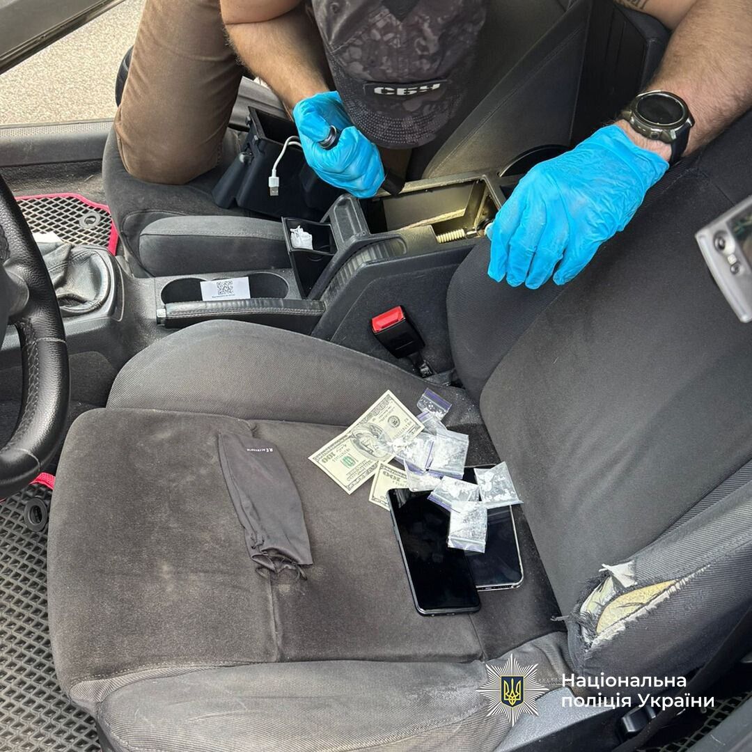 Заробляли на збуті кокаїну в комендантську годину до $500 тис. щомісяця: у кількох регіонах України затримали злочинців. Фото та відео