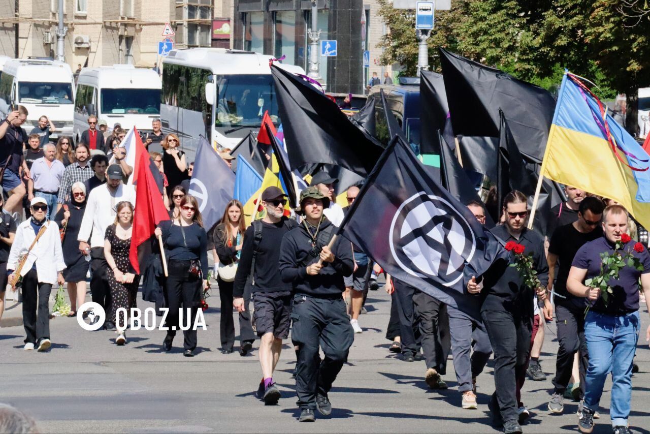В Киеве попрощались с военным и известным художником Давидом Чичканом. Фото и видео