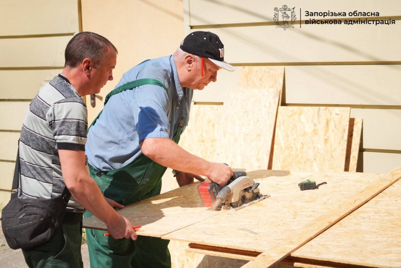 Удар РФ балістикою по Запоріжжю: кількість поранених зросла до 30, троє загиблих. Фото й відео