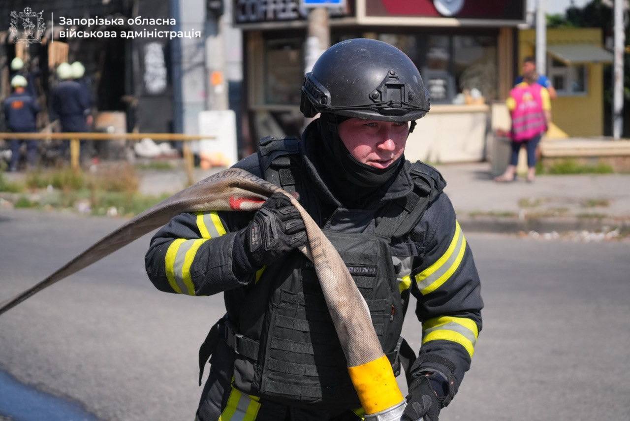 Удар РФ балістикою по Запоріжжю: кількість поранених зросла до 30, троє загиблих. Фото й відео