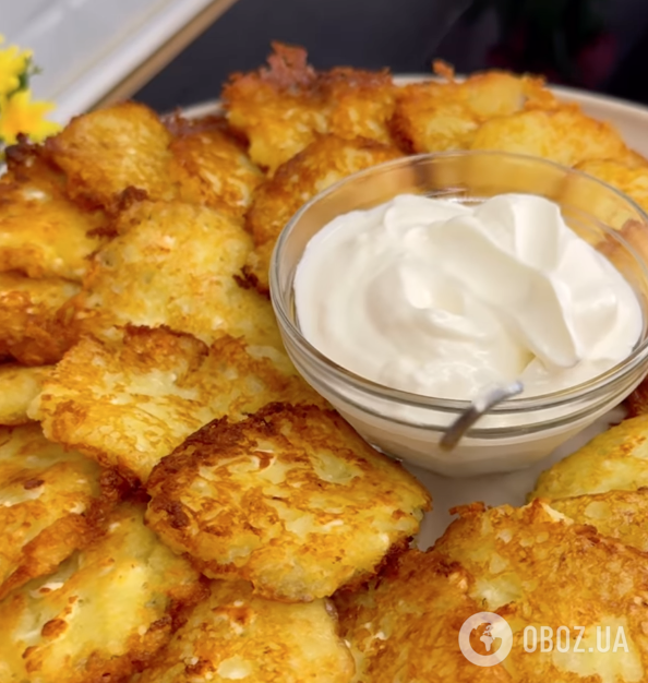 Картофельные деруны по-новому с вкусным соусом и селедкой: простой рецепт сытного блюда