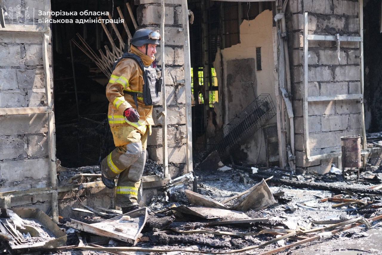 Удар РФ балістикою по Запоріжжю: кількість поранених зросла до 30, троє загиблих. Фото й відео