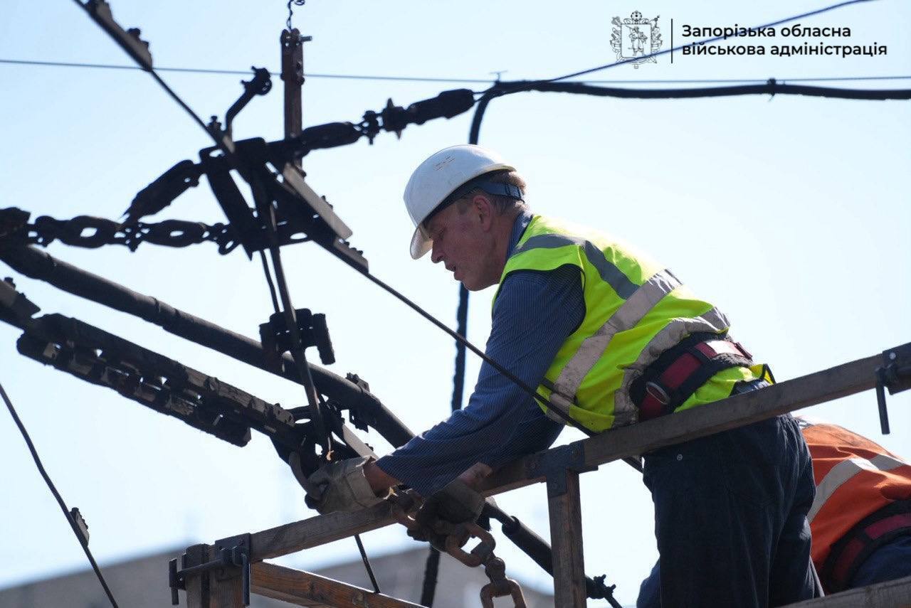 Удар РФ балістикою по Запоріжжю: кількість поранених зросла до 30, троє загиблих. Фото й відео