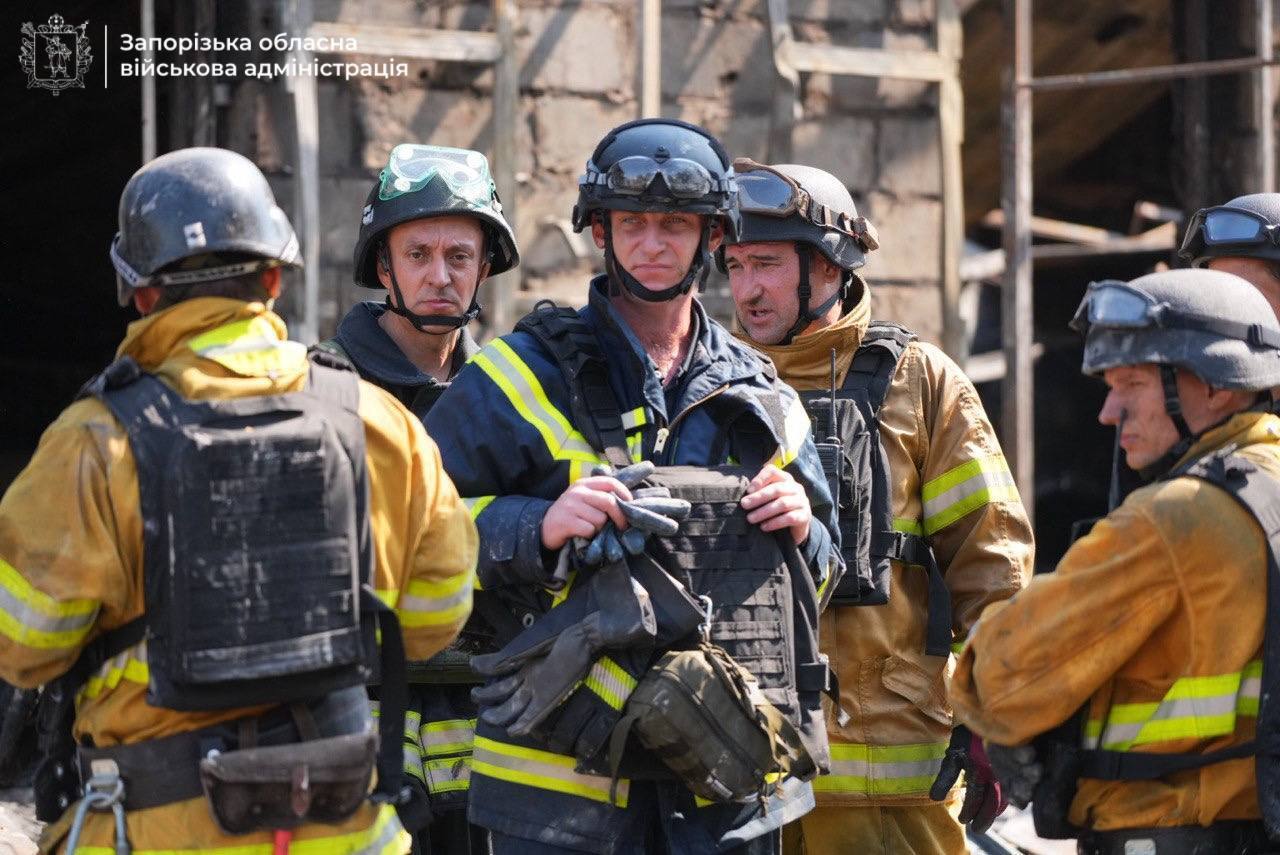 Удар РФ балістикою по Запоріжжю: кількість поранених зросла до 30, троє загиблих. Фото й відео