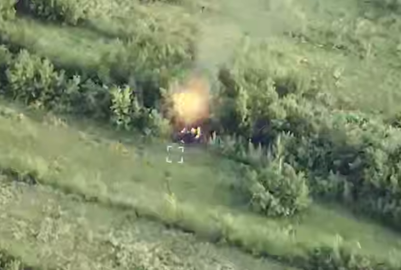 Ни одного шанса для врага: в ГУР показали, как дронами уничтожают цели в небе и на земле. Видео