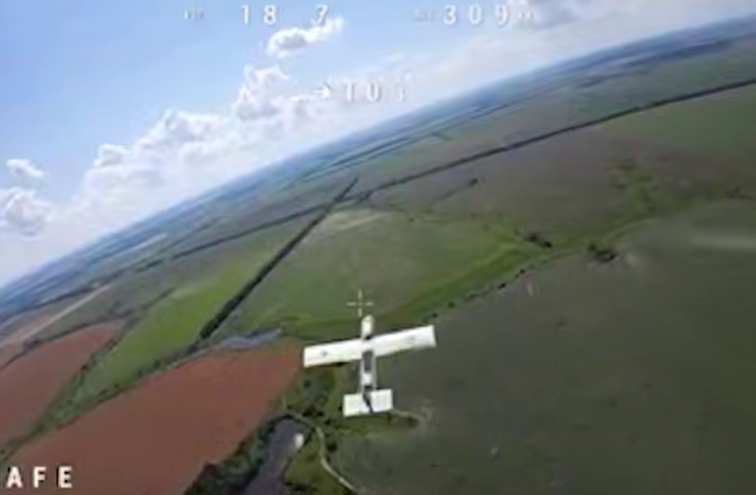 Ни одного шанса для врага: в ГУР показали, как дронами уничтожают цели в небе и на земле. Видео