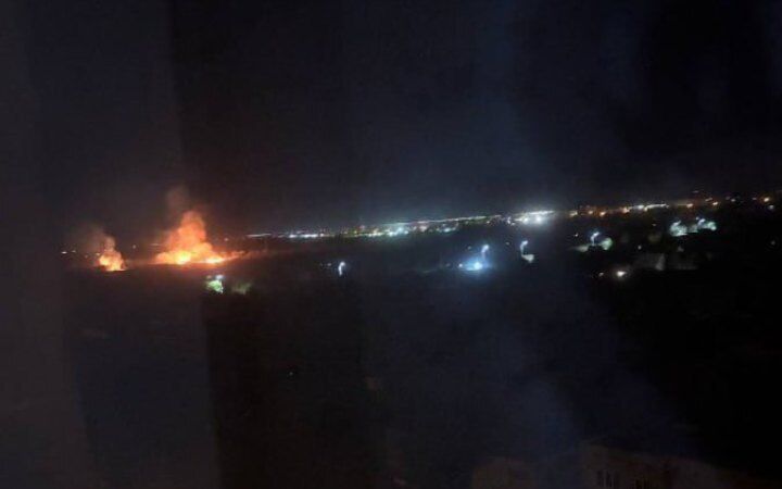 НПЗ в Волгограде снова атаковали дроны: зафиксировано 10 взрывов, вспыхнул пожар. Фото