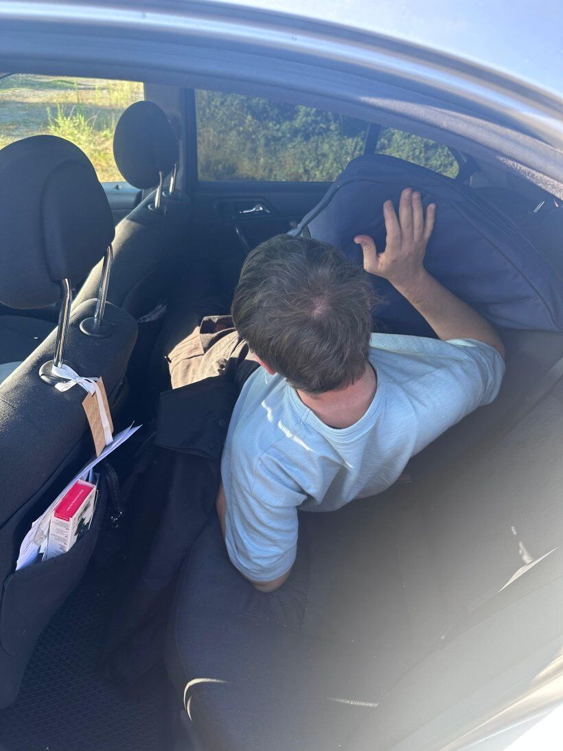 На Закарпатье священник пытался вывезти уклониста за границу под рясами: фото с места