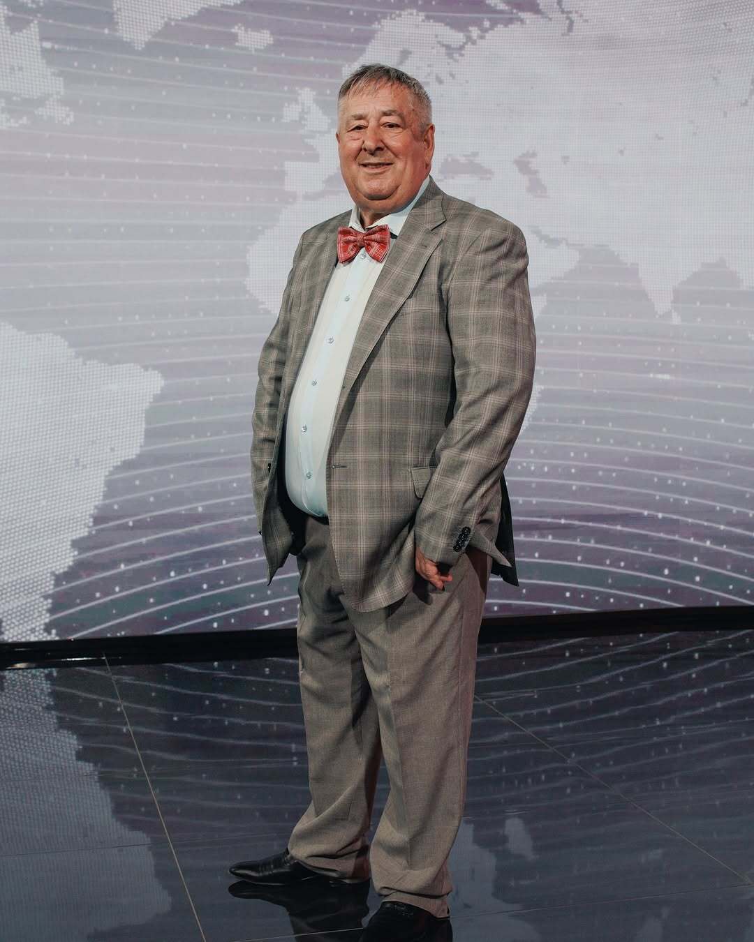 "Дитино, старий дід буде твою дівчину веселити?" Ведучий "Миколиної погоди" розповів про курйозний випадок із фанатом у магазині