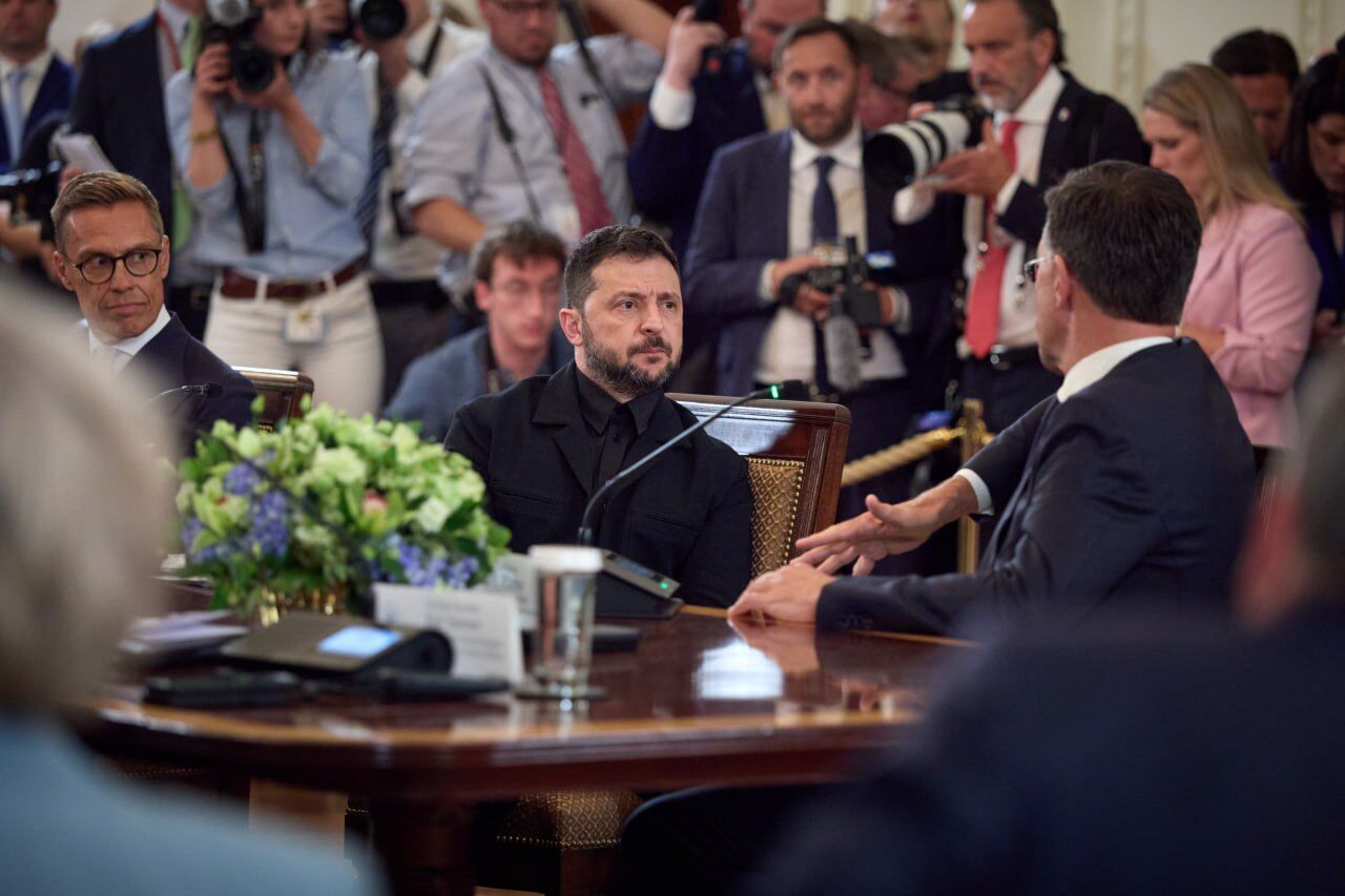 Имел скрытый символизм и двойное послание: дизайнер одежды Зеленского оценила его новый образ в Белом доме, который поразил Трампа