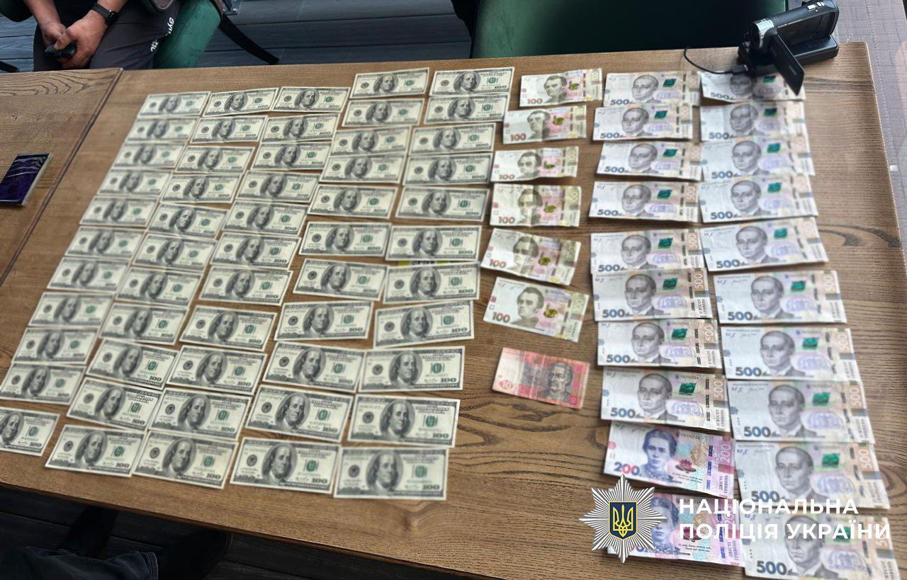 В Киеве ликвидировали еще одну схему для уклонистов: у причастных к "бизнесу" изъяли более 17 млн грн. Фото