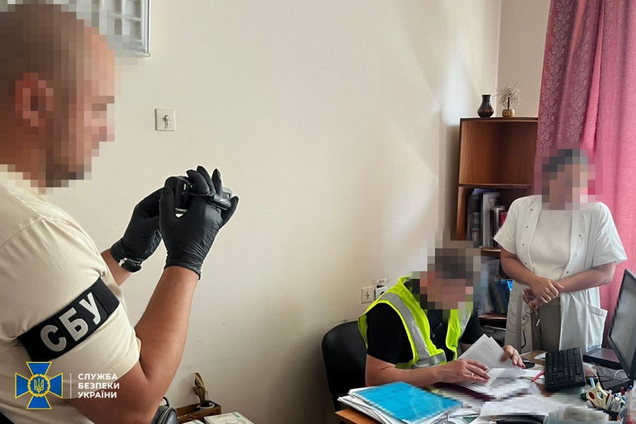 В Киеве ликвидировали еще одну схему для уклонистов: у причастных к "бизнесу" изъяли более 17 млн грн. Фото