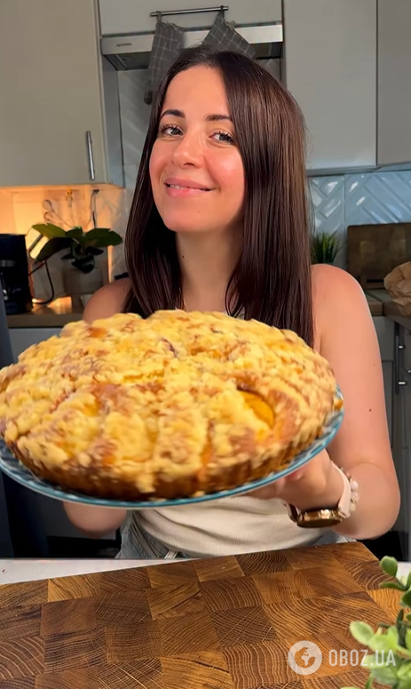 Обязательно приготовьте к чаю в этом сезоне: вкусный пирог с сочными персиками и крошкой