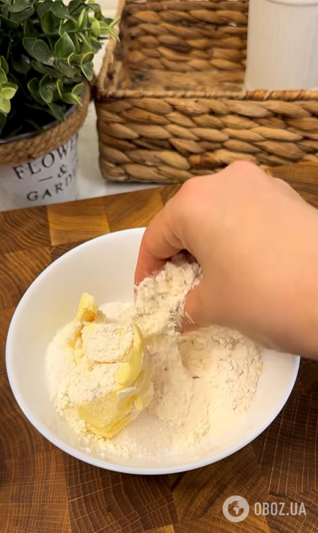 Обязательно приготовьте к чаю в этом сезоне: вкусный пирог с сочными персиками и крошкой