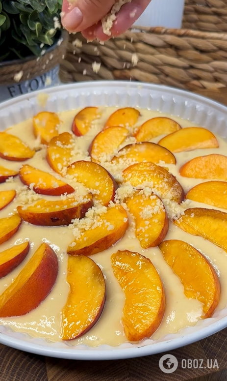 Обязательно приготовьте к чаю в этом сезоне: вкусный пирог с сочными персиками и крошкой