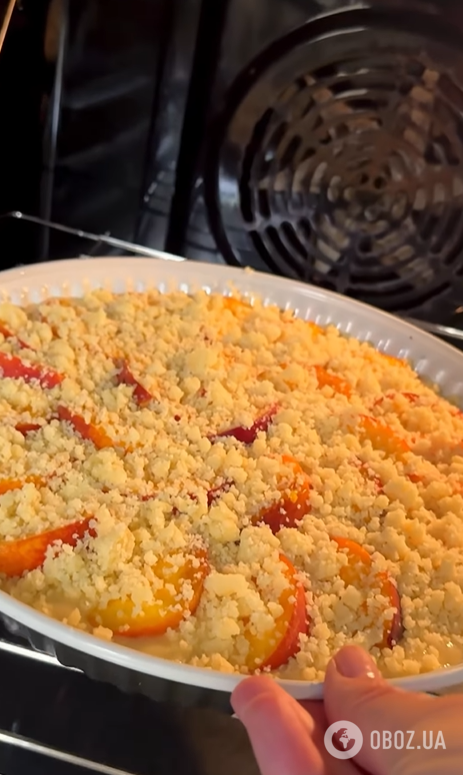 Обязательно приготовьте к чаю в этом сезоне: вкусный пирог с сочными персиками и крошкой