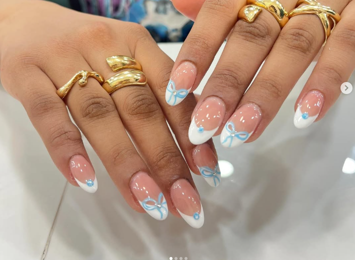 Вінтажний варіант французького манікюру знову в моді: який має вигляд