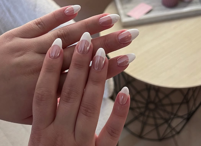 Вінтажний варіант французького манікюру знову в моді: який має вигляд