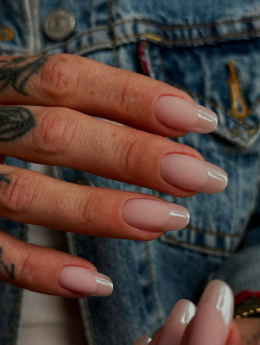 Вінтажний варіант французького манікюру знову в моді: який має вигляд