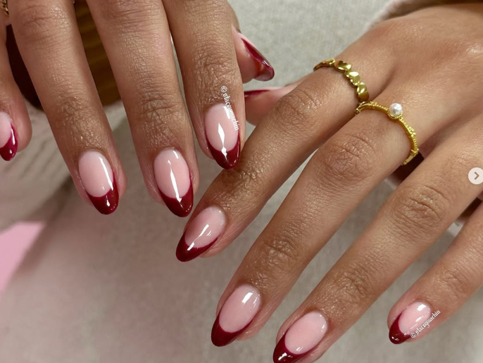 Вінтажний варіант французького манікюру знову в моді: який має вигляд