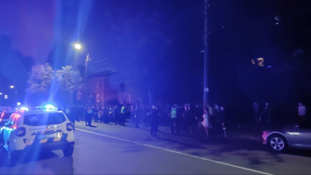 Виламали ворота і намагались прорватись у будівлю: у Вінниці стався конфлікт між ТЦК і місцевими мешканцями, у поліції зробили заяву