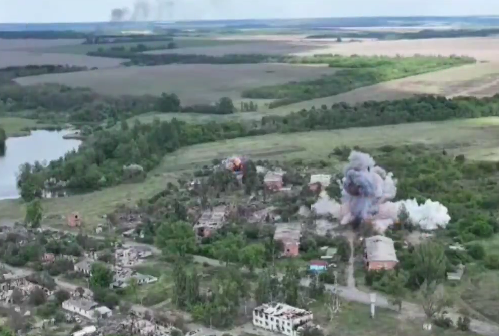 На Харьковщине сразу шесть авиабомб GBU-39 прилетели на позиции россиян: момент удара показали на видео