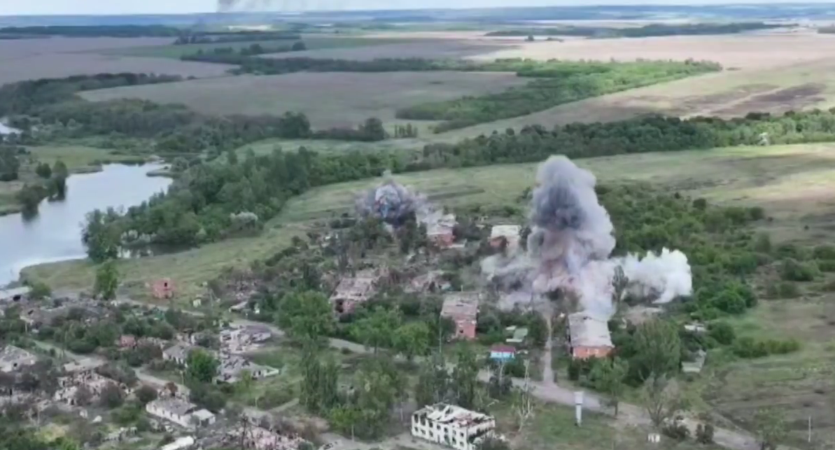 На Харьковщине сразу шесть авиабомб GBU-39 прилетели на позиции россиян: момент удара показали на видео