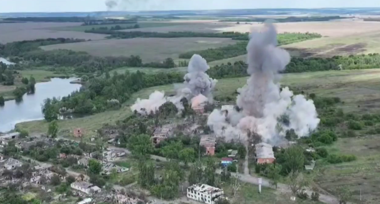 На Харьковщине сразу шесть авиабомб GBU-39 прилетели на позиции россиян: момент удара показали на видео