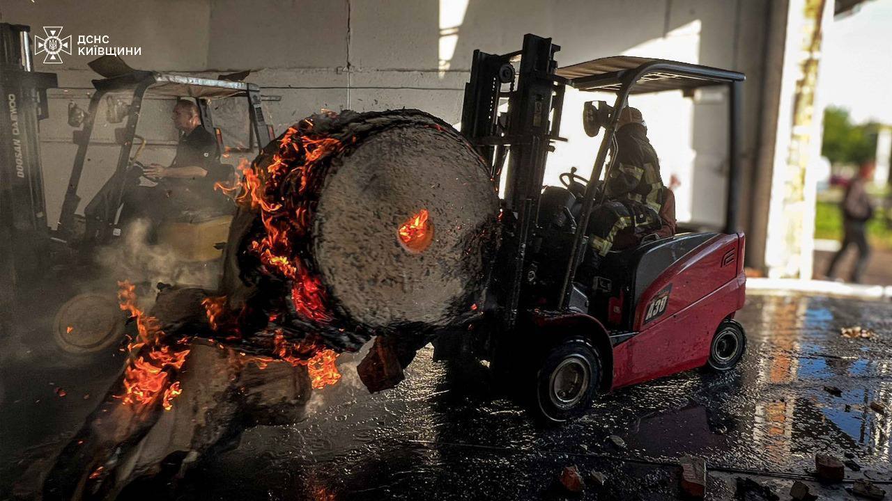 На Київщині понад добу гасили масштабну пожежу, спричинену обстрілом РФ. Подробиці, фото та відео
