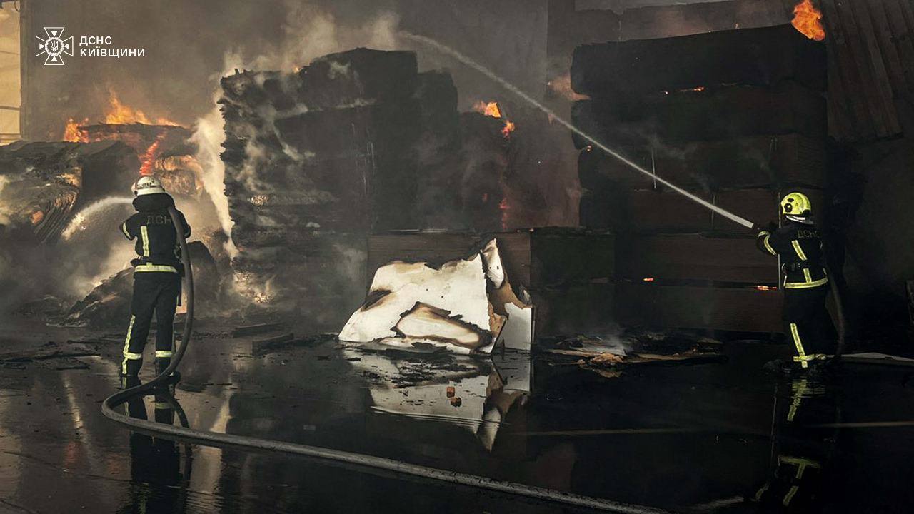 На Київщині понад добу гасили масштабну пожежу, спричинену обстрілом РФ. Подробиці, фото та відео
