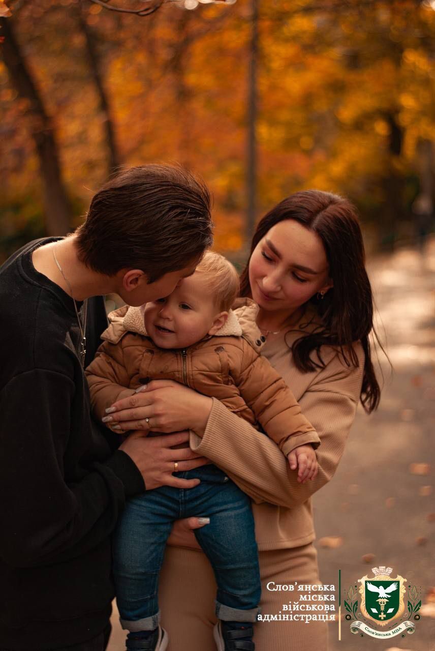 У Києві під час обстрілу РФ загинуло молоде подружжя зі Слов'янська, їхній 2-річний син і ненароджена дитина. Фото