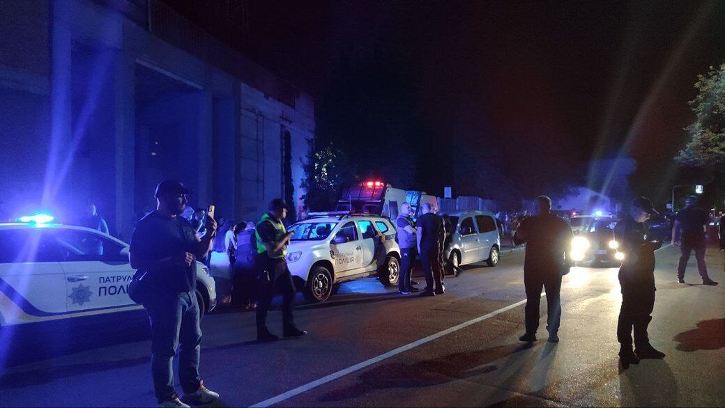 Виламали ворота і намагались прорватись у будівлю: у Вінниці стався конфлікт між ТЦК і місцевими мешканцями, у поліції зробили заяву