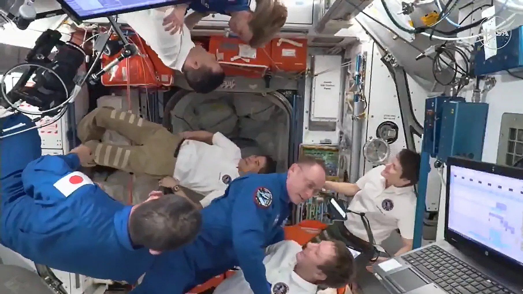 Астронавты миссии SpaceX прибыли на МКС: когда вернутся на Землю. Фото и видео