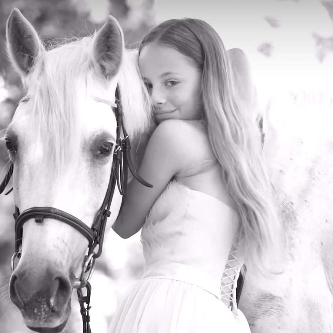 Наращенные ресницы и яркий макияж: 13-летняя дочь Николя Саркози и Карлы Бруни ошеломила внешним видом. Фото