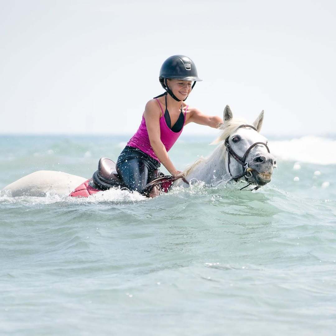 Наращенные ресницы и яркий макияж: 13-летняя дочь Николя Саркози и Карлы Бруни ошеломила внешним видом. Фото