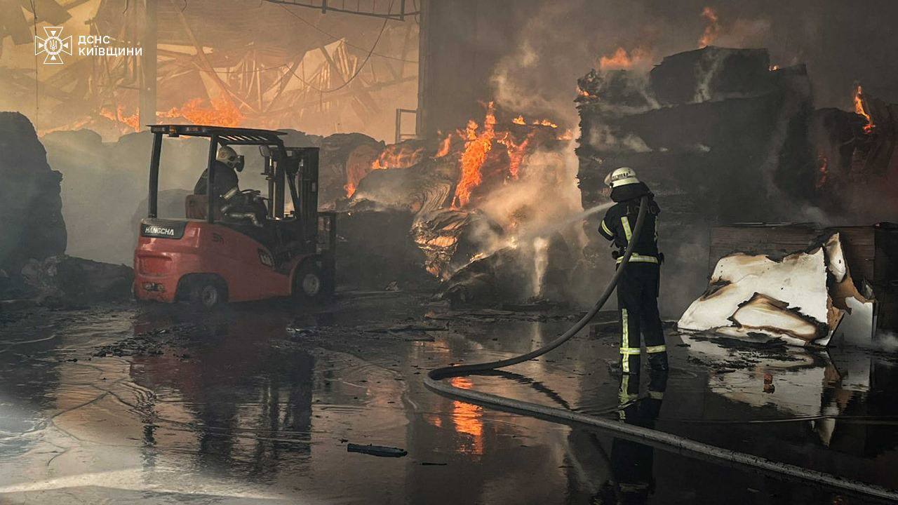 На Київщині понад добу гасили масштабну пожежу, спричинену обстрілом РФ. Подробиці, фото та відео