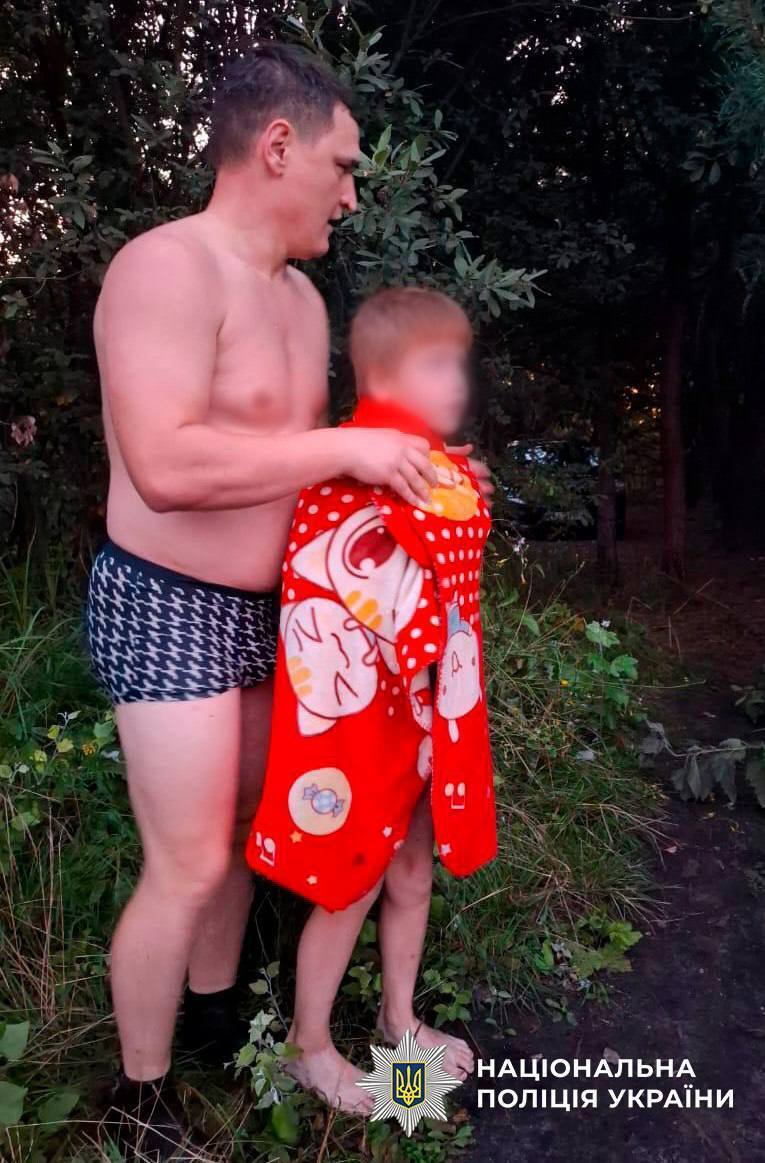 В Киеве полицейские спасли пропавшего 9-летнего мальчика, достав его из водоема. Подробности и фото
