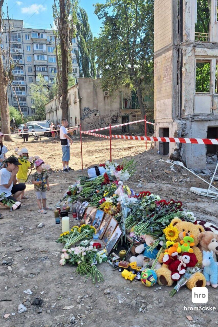 Принесли квіти та дитячі іграшки: у Києві люди вшанували пам'ять загиблих внаслідок обстрілу РФ. Фото та відео