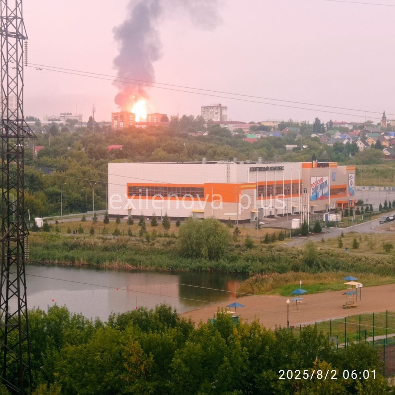 Уражено нафтопереробний завод, сталася пожежа: нові подробиці атаки дронів на Самарську область Росії. Фото і відео