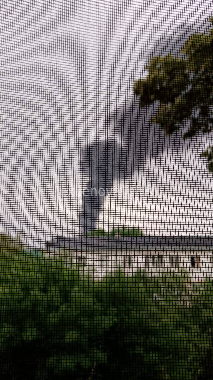 Уражено нафтопереробний завод, сталася пожежа: нові подробиці атаки дронів на Самарську область Росії. Фото і відео