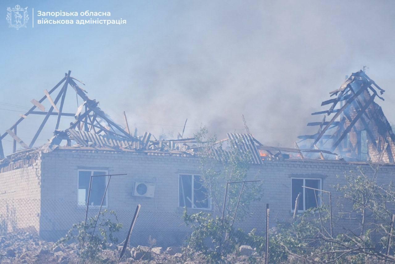 Оккупанты атаковали село на Запорожье: повреждены сотню домов, школу и амбулаторию, есть пострадавшие. Фото и видео