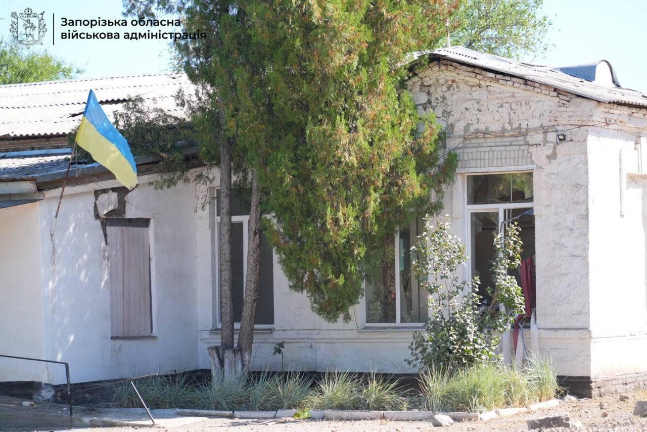 Оккупанты атаковали село на Запорожье: повреждены сотню домов, школу и амбулаторию, есть пострадавшие. Фото и видео