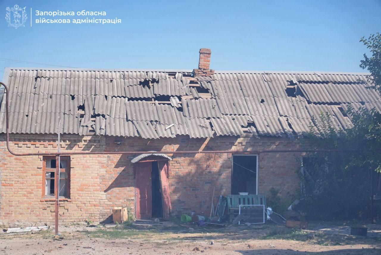 Оккупанты атаковали село на Запорожье: повреждены сотню домов, школу и амбулаторию, есть пострадавшие. Фото и видео