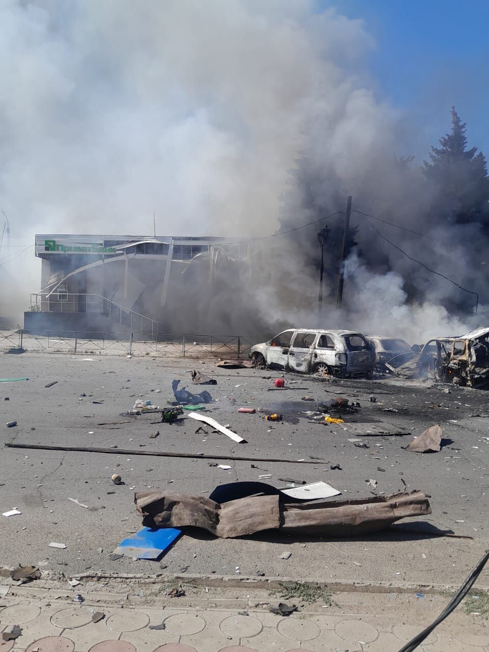 Оккупанты ударили по рынку и магазину в Дружковке: есть раненые. Фото и видео