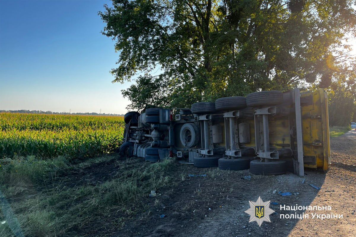 Вилетів на зустрічну: на Черкащині 19-річний водій легковика загинув в ДТП з вантажівкою. Фото