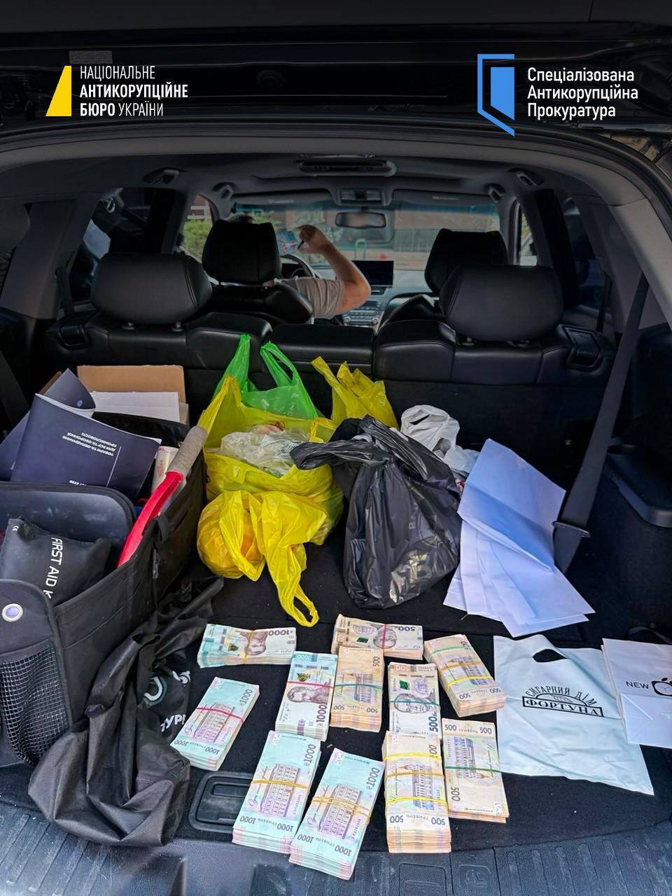 На хабарях викрито нардепа, очільників районної й міської адміністрацій, військових НГУ: стали відомі прізвища. Фото