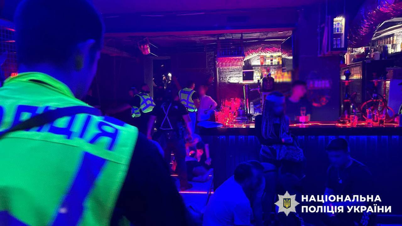 У Києві в день жалоби влаштували гучну вечірку у клубі: стало відомо, як покарали порушників. Фото та відео