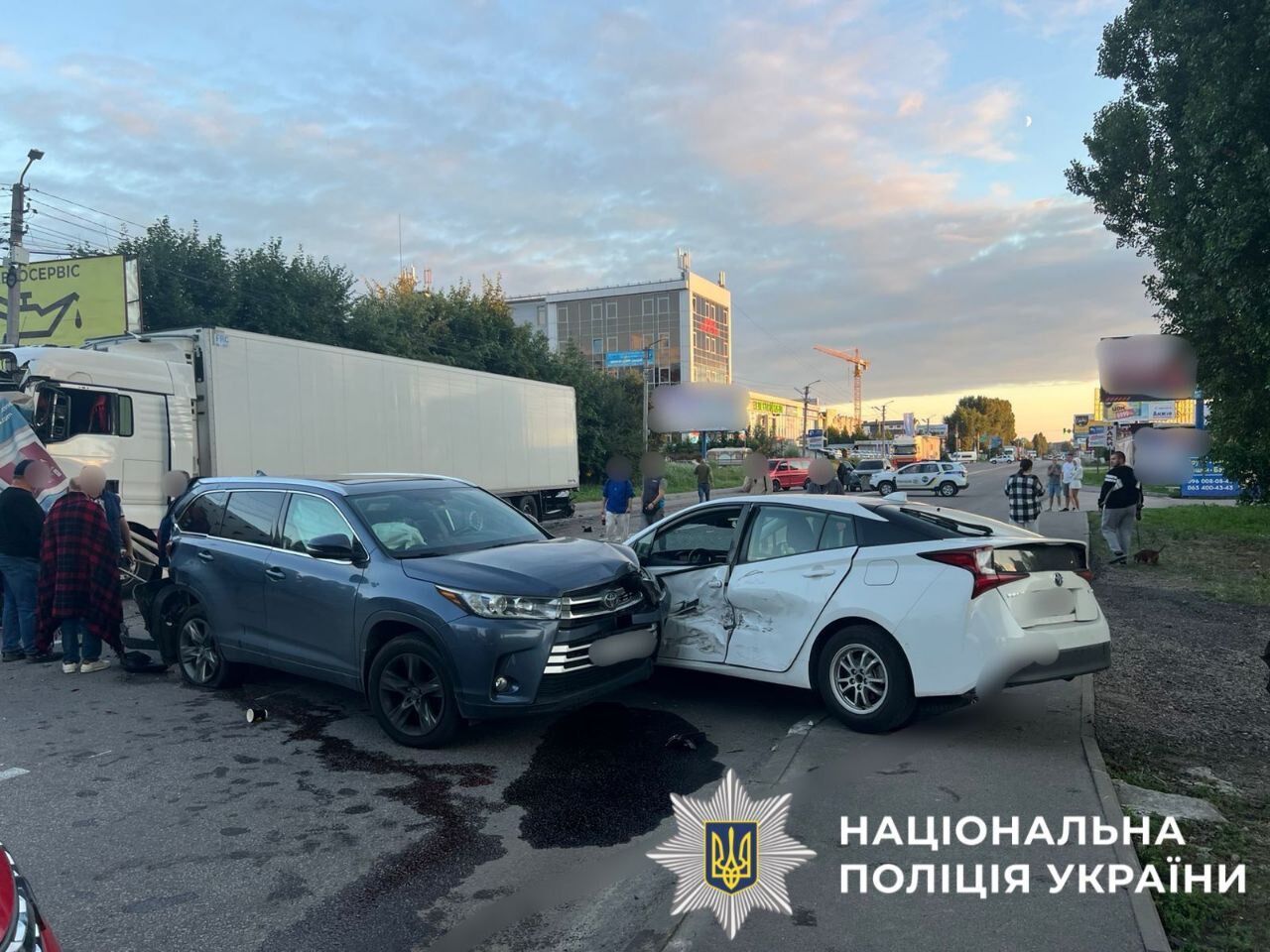 Под Киевом произошло ДТП с участием грузовика и пяти легковушек. Подробности и фото