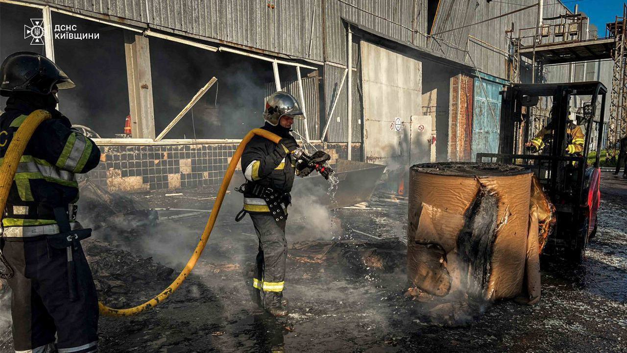 На Київщині понад добу гасили масштабну пожежу, спричинену обстрілом РФ. Подробиці, фото та відео