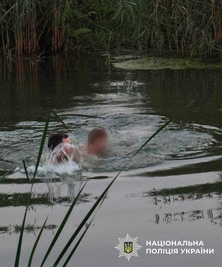 В Киеве полицейские спасли пропавшего 9-летнего мальчика, достав его из водоема. Подробности и фото